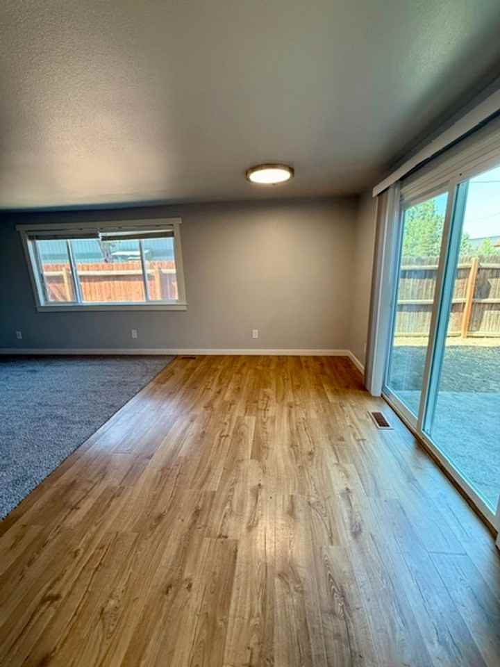 694 Se Centennial St - Photo 5 of 20