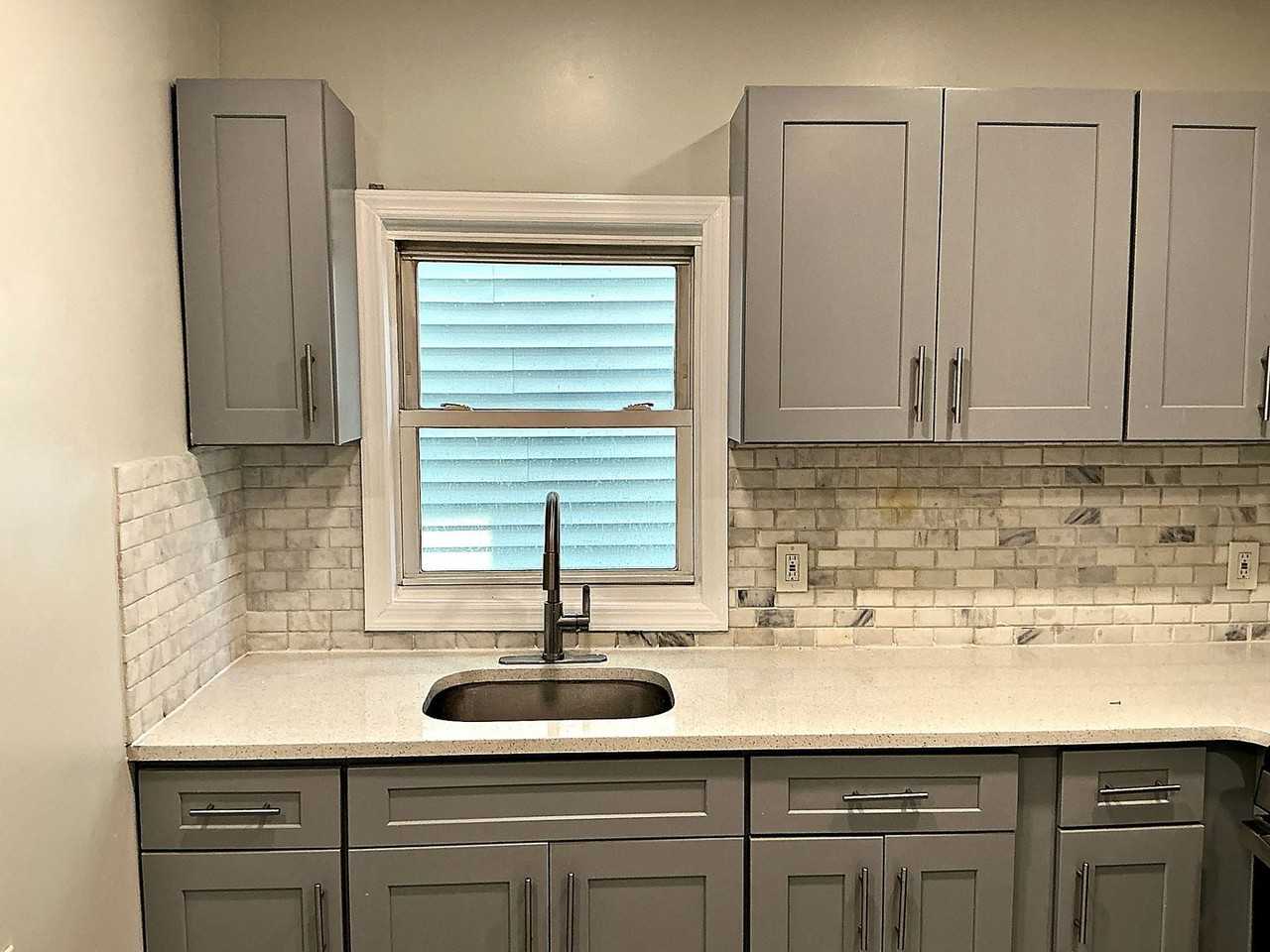 546 Livingston St - Photo 2 of 14