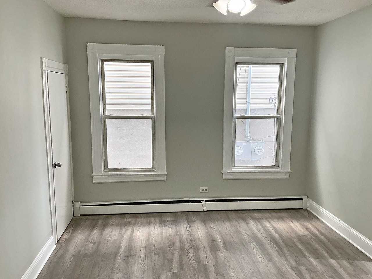 546 Livingston St - Photo 3 of 14