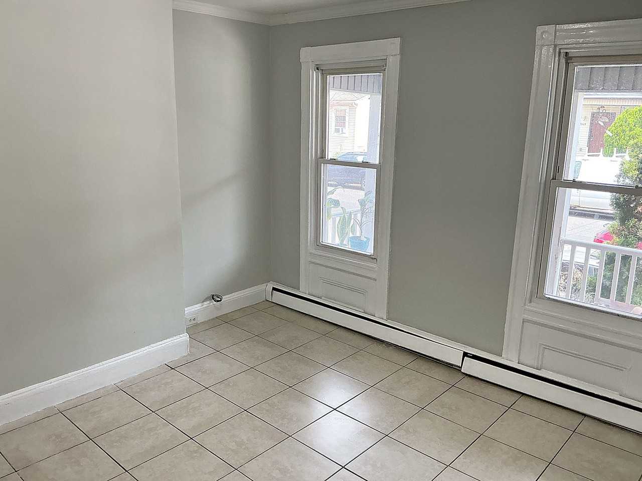 546 Livingston St - Photo 4 of 14