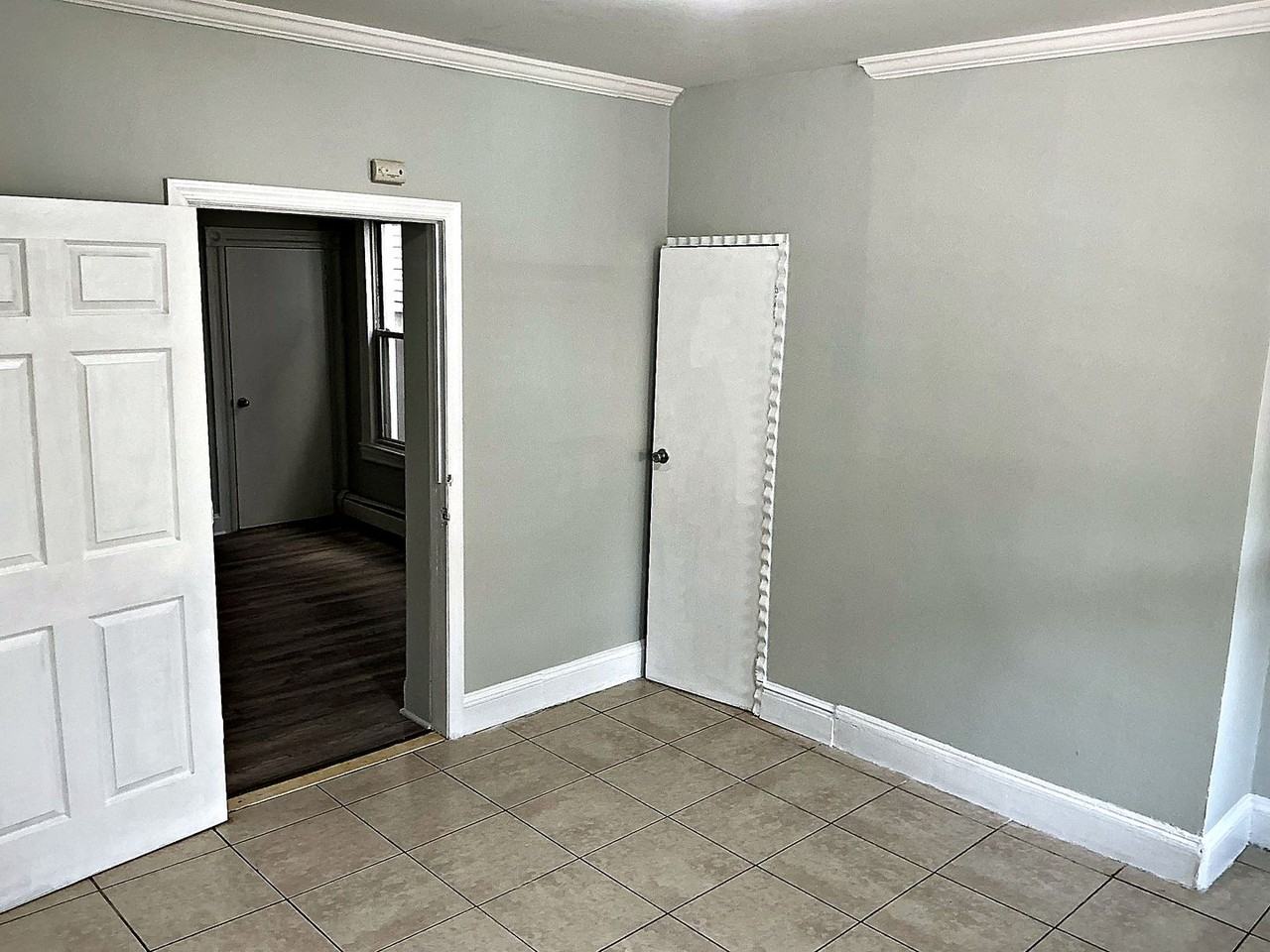 546 Livingston St - Photo 6 of 14