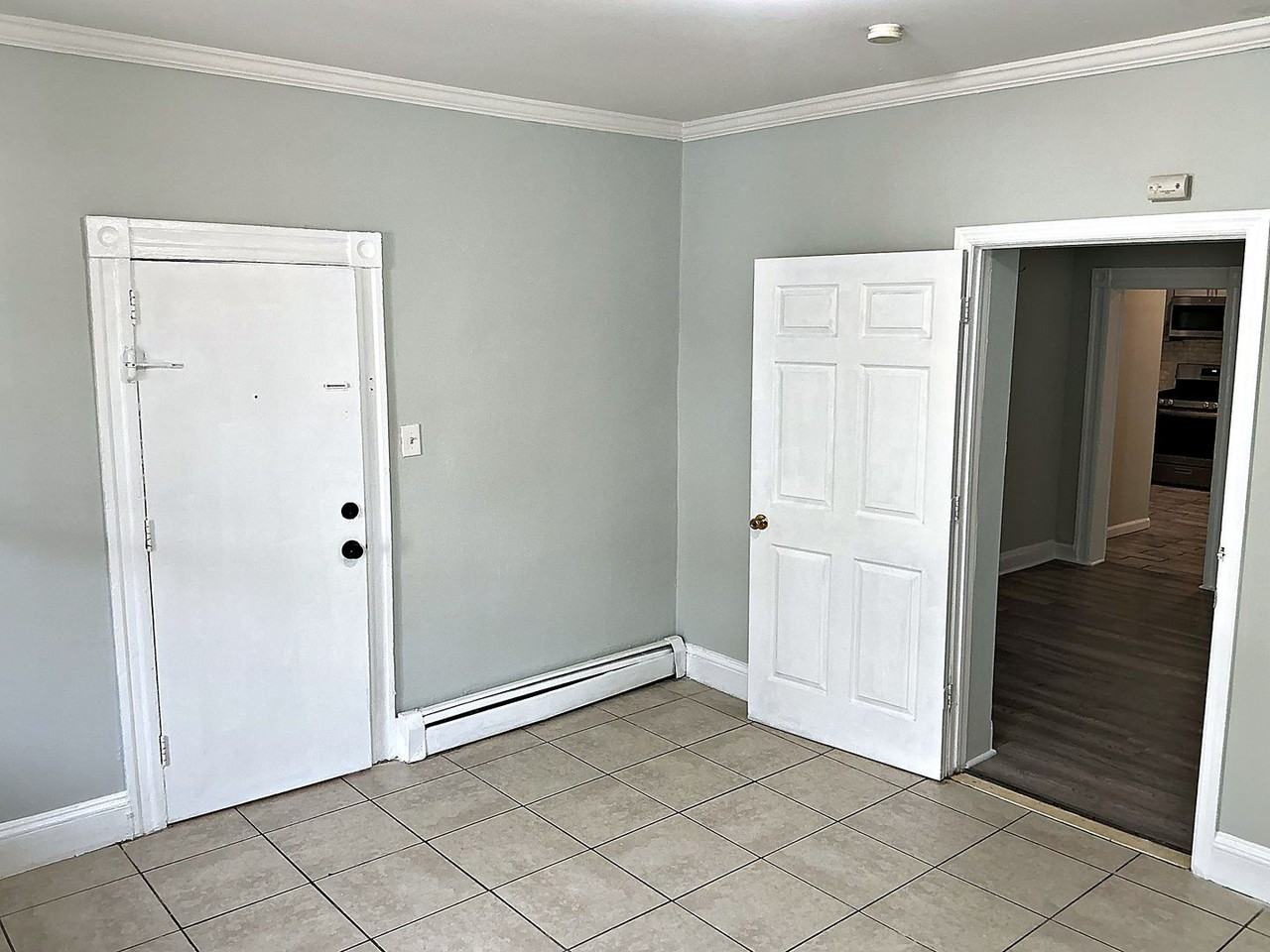 546 Livingston St - Photo 7 of 14