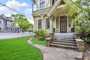 featured image of 201 W 37th St