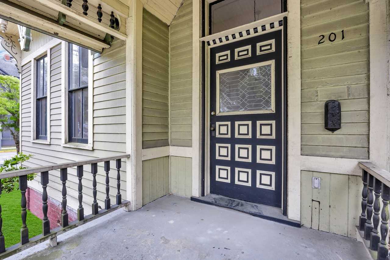 201 W 37th St - Photo 4 of 49