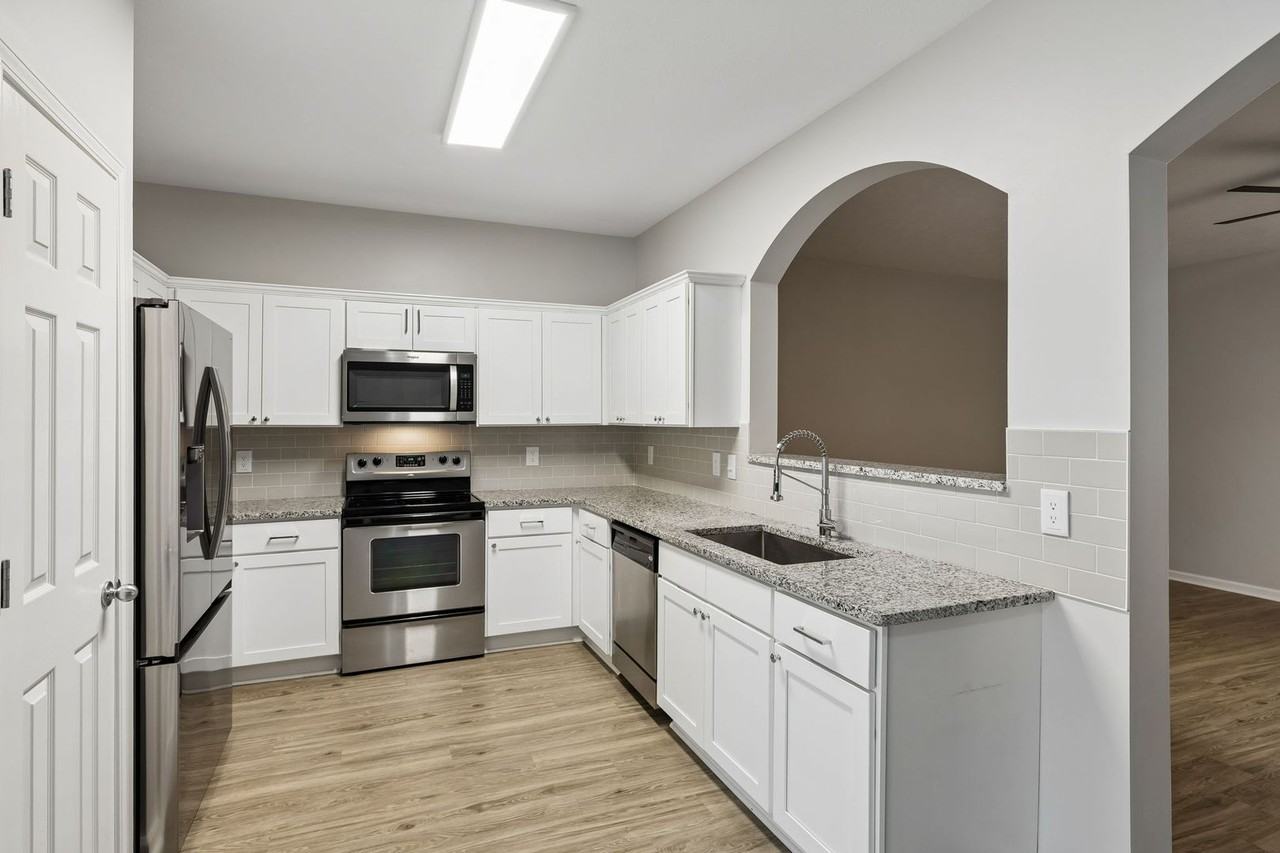 8261 Rossi Rd - Photo 3 of 36