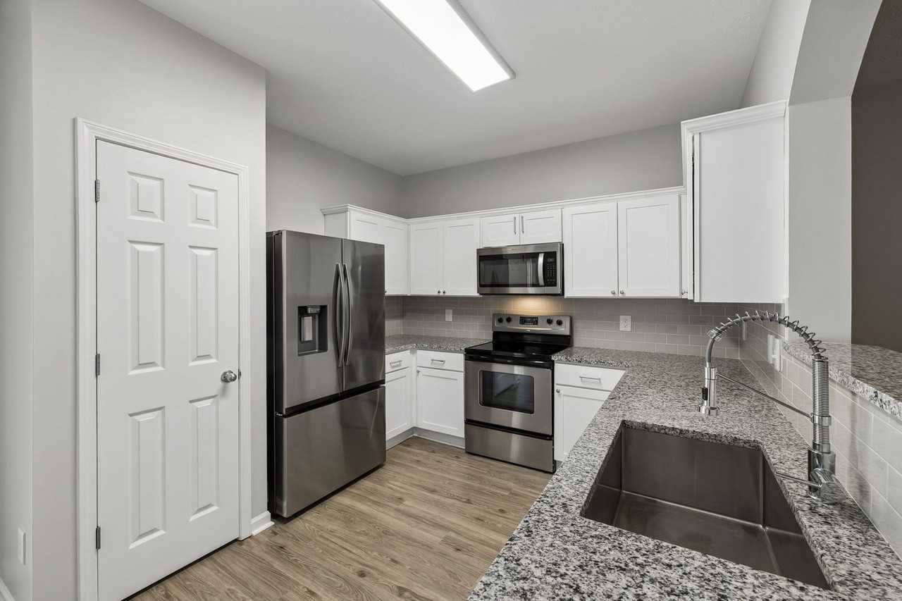 8261 Rossi Rd - Photo 4 of 36