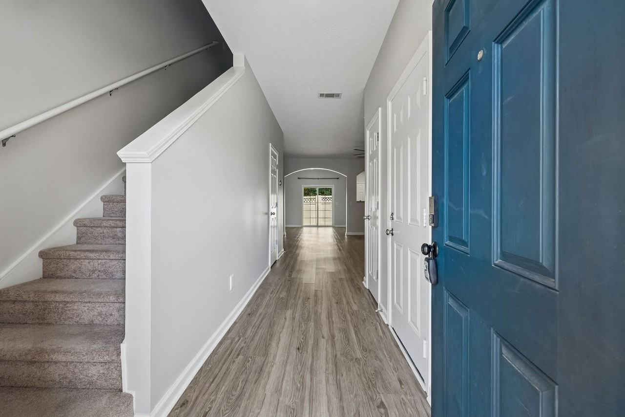 8261 Rossi Rd - Photo 6 of 36