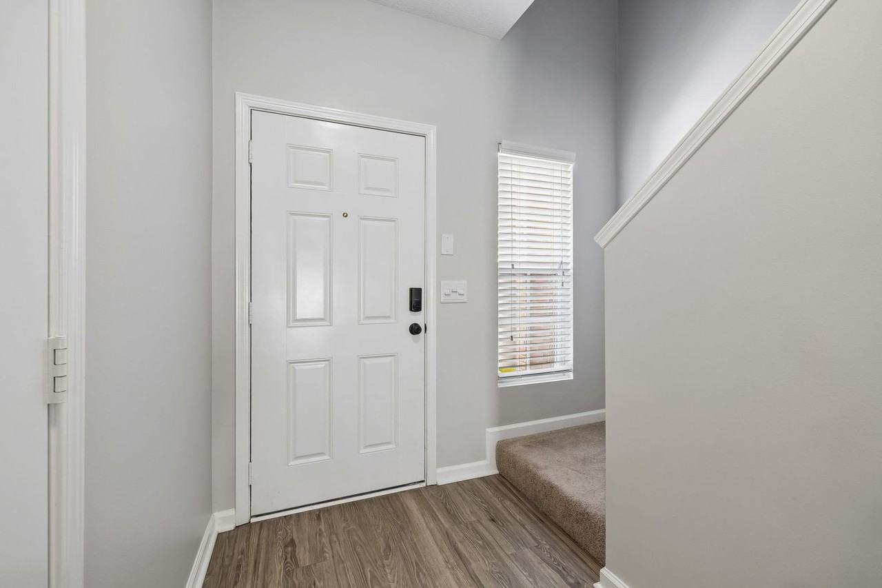 8261 Rossi Rd - Photo 7 of 36