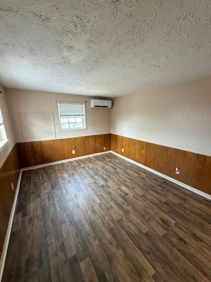 1906 Russell Ave - Photo 2 of 12