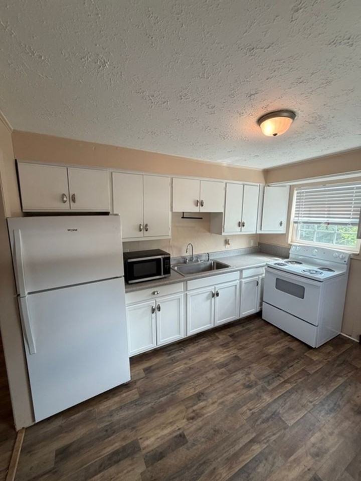 1906 Russell Ave - Photo 4 of 12