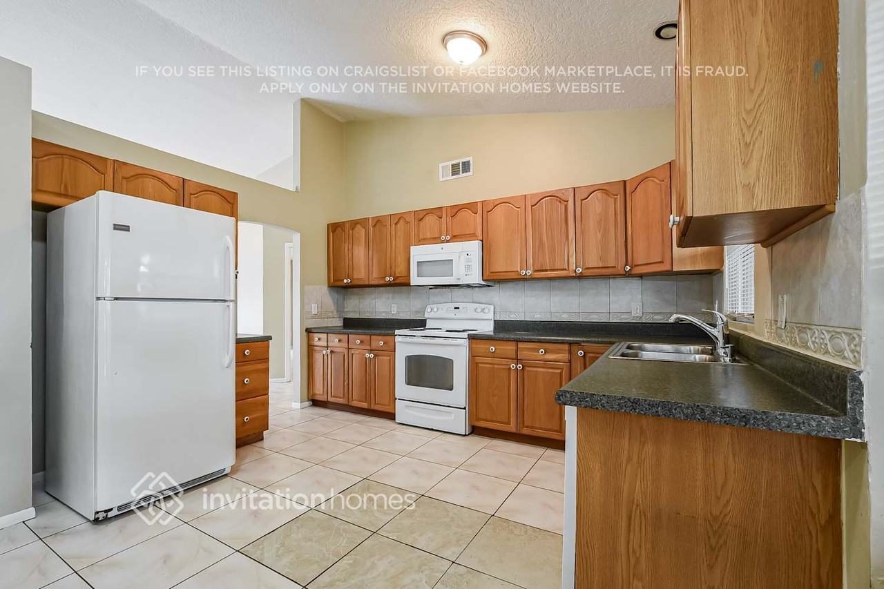 2821 Saffron Dr - Photo 5 of 17