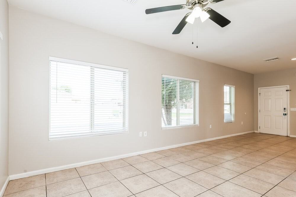 8216 S 6th Ln - Photo 5 of 17
