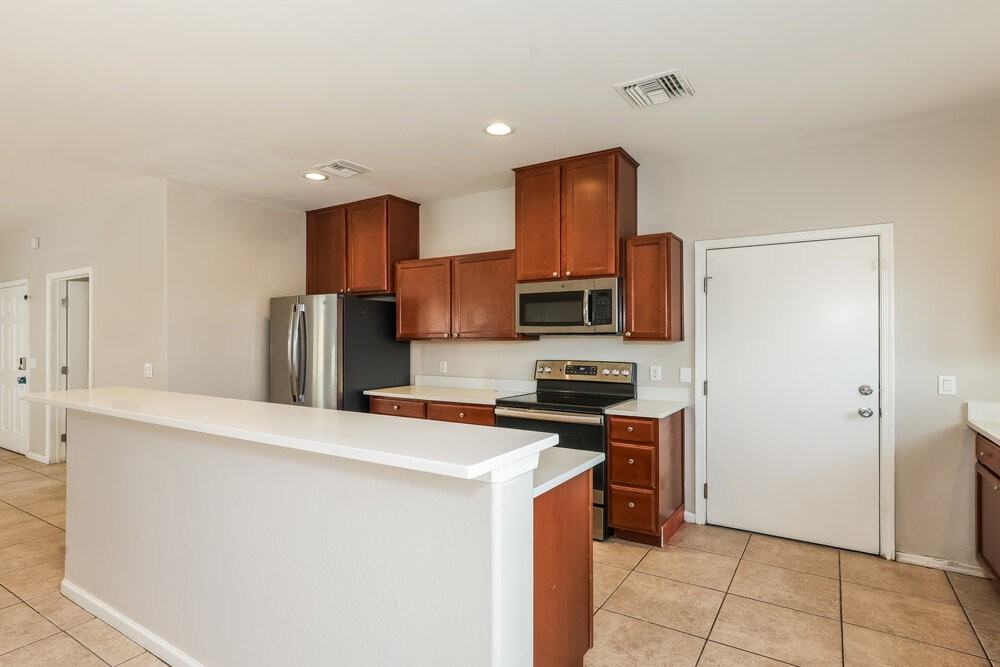 8216 S 6th Ln - Photo 6 of 17