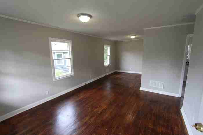 504 W Elliott St - Photo 3 of 11