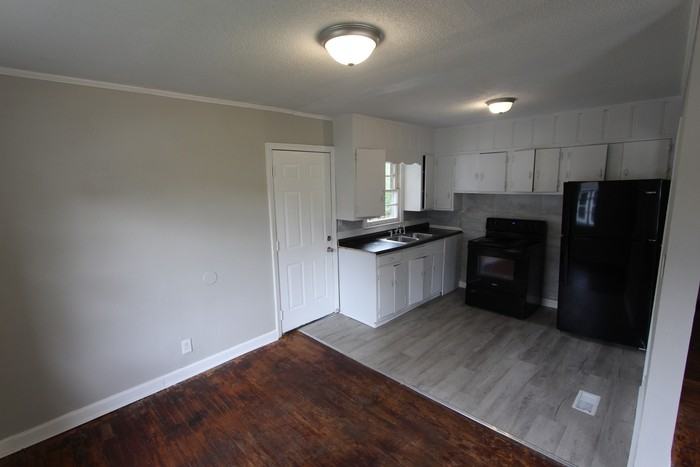 504 W Elliott St - Photo 4 of 11