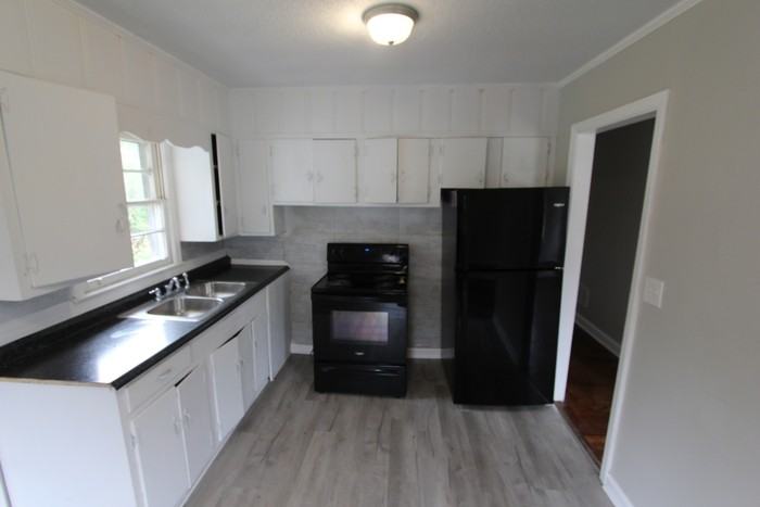 504 W Elliott St - Photo 5 of 11