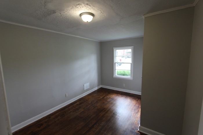 504 W Elliott St - Photo 6 of 11