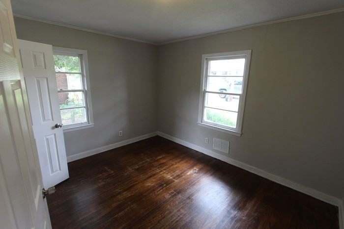 504 W Elliott St - Photo 7 of 11