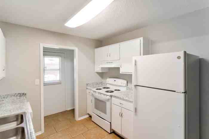813 N Burbank Dr - Photo 3 of 10