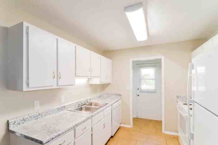 813 N Burbank Dr - Photo 4 of 10