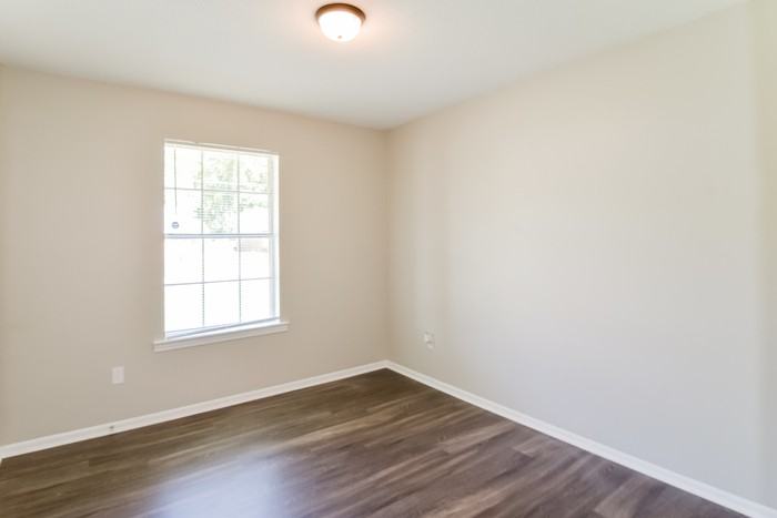 813 N Burbank Dr - Photo 7 of 10