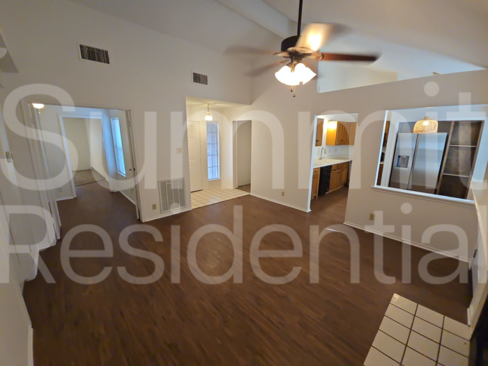 1607 Parkwood Dr - Photo 2 of 21