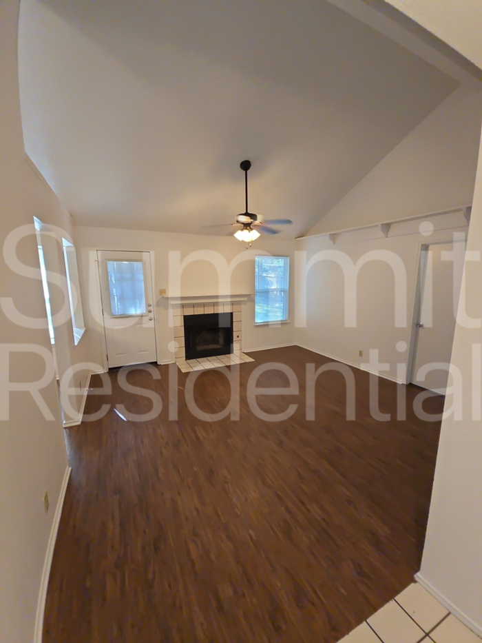 1607 Parkwood Dr - Photo 3 of 21