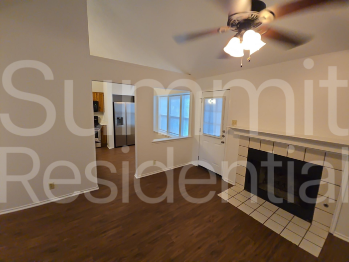 1607 Parkwood Dr - Photo 4 of 21
