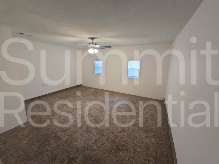 1607 Parkwood Dr - Photo 5 of 21