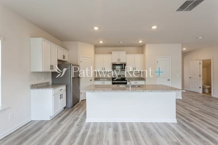 608 Mackenzie Cv - Photo 3 of 19