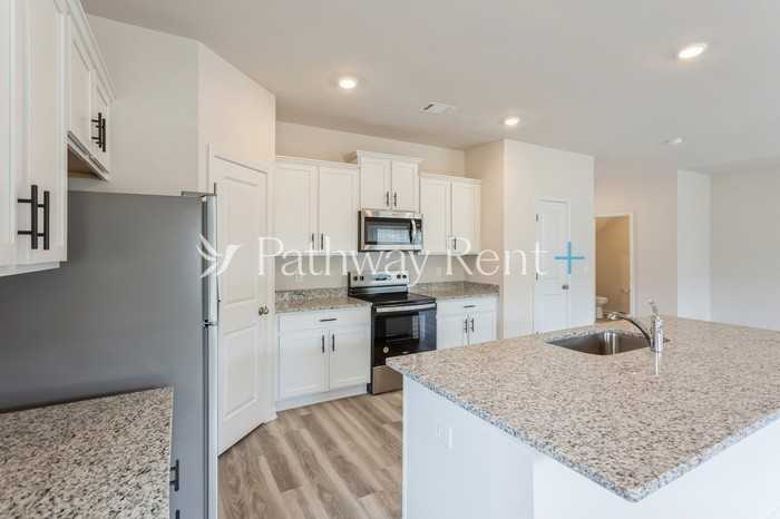 608 Mackenzie Cv - Photo 4 of 19