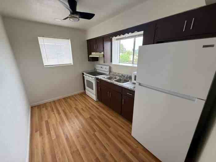 860 E 13th St #4 - Photo 4 of 12