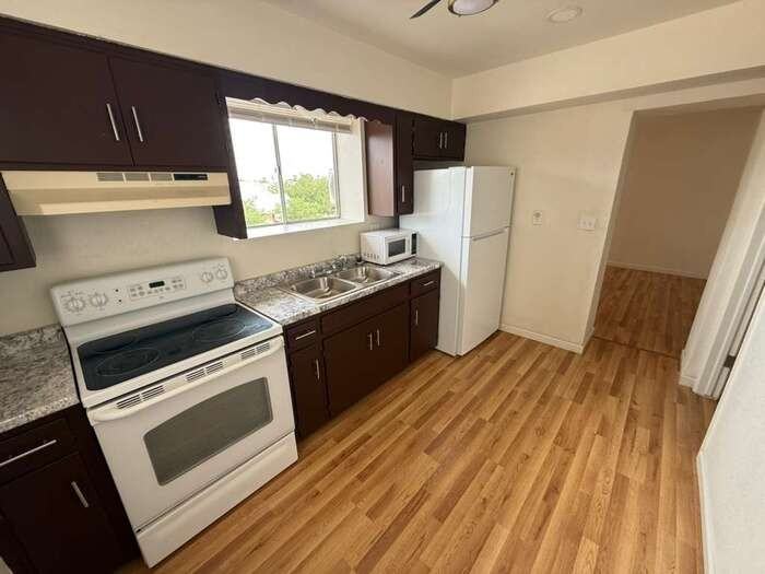 860 E 13th St #4 - Photo 7 of 12