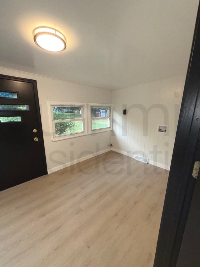 32 Market St - Photo 2 of 4