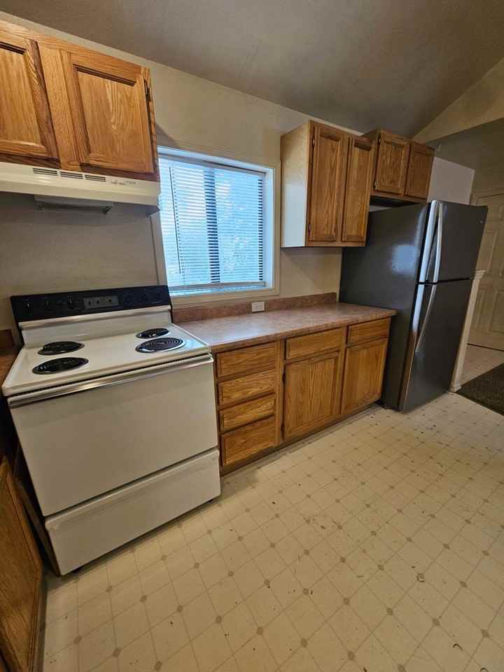 930 N 7th E #4 - Photo 6 of 22
