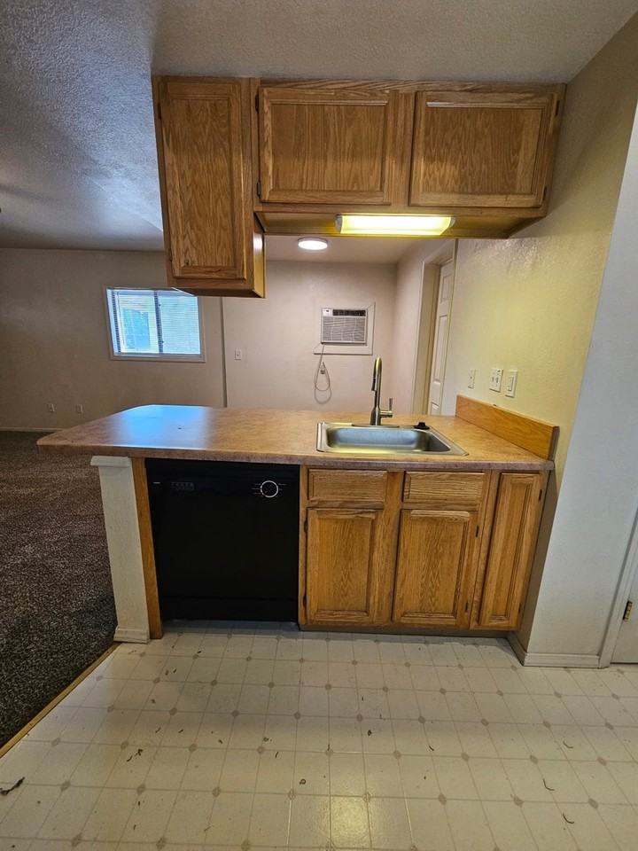 930 N 7th E #4 - Photo 7 of 22