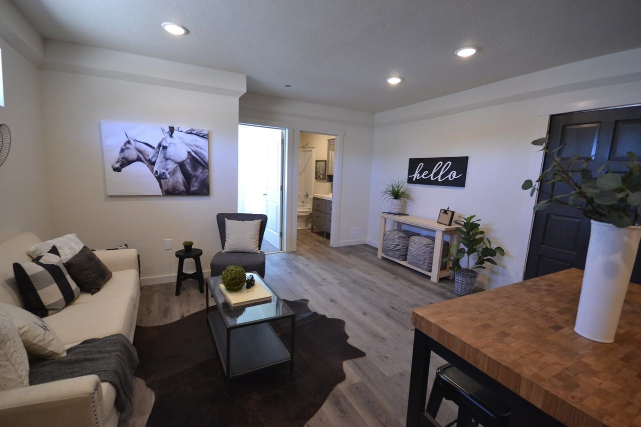 560 Sw Paiute St #1 - Photo 2 of 18