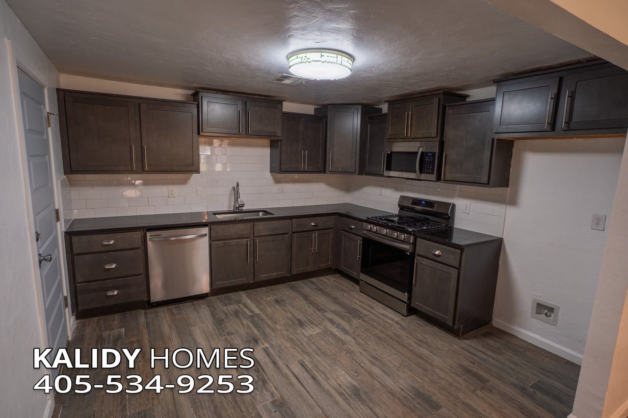 1233 Sw 65th St #1 - Photo 4 of 19