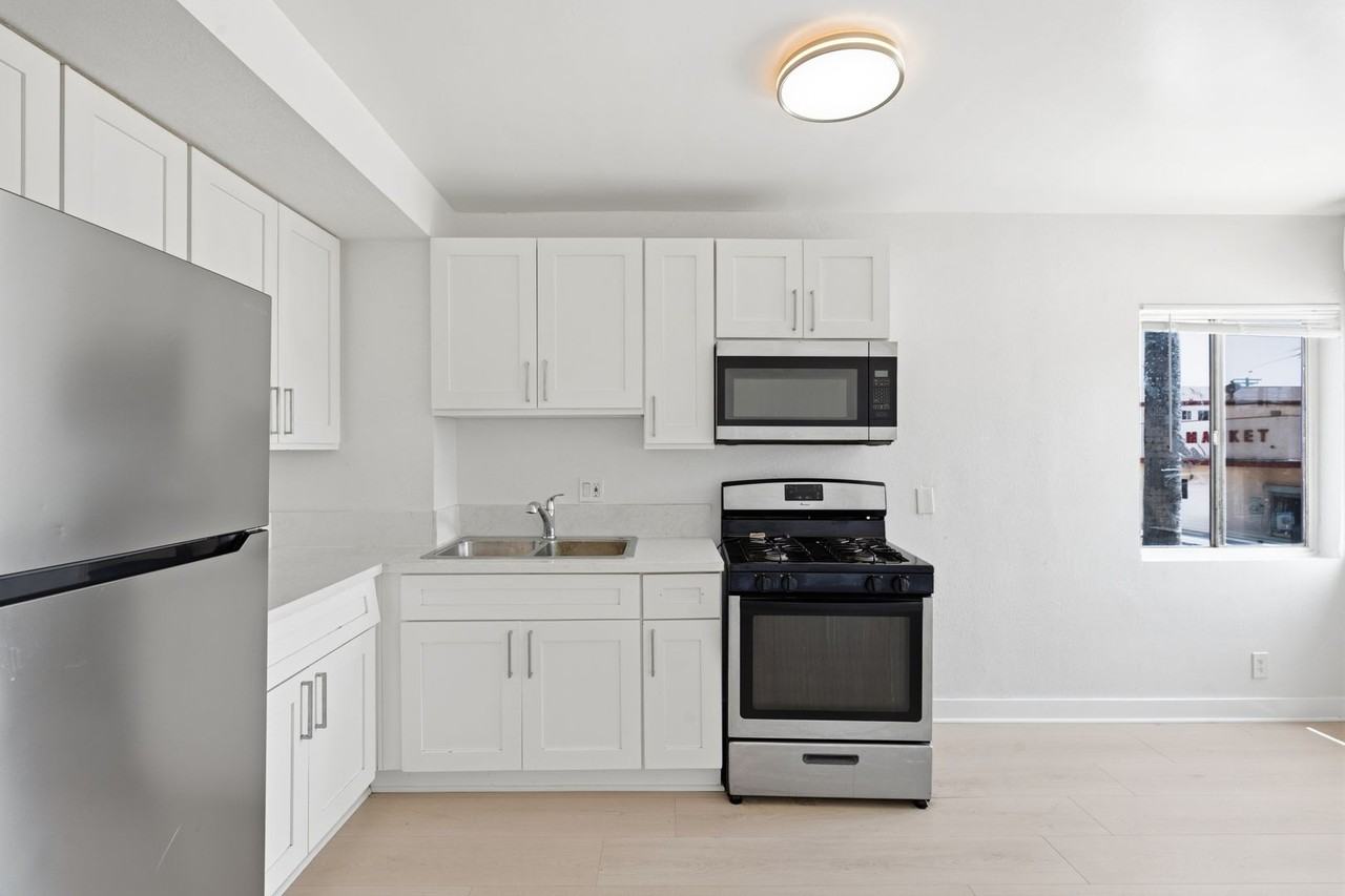 1805 W 80th St - Photo 4 of 10