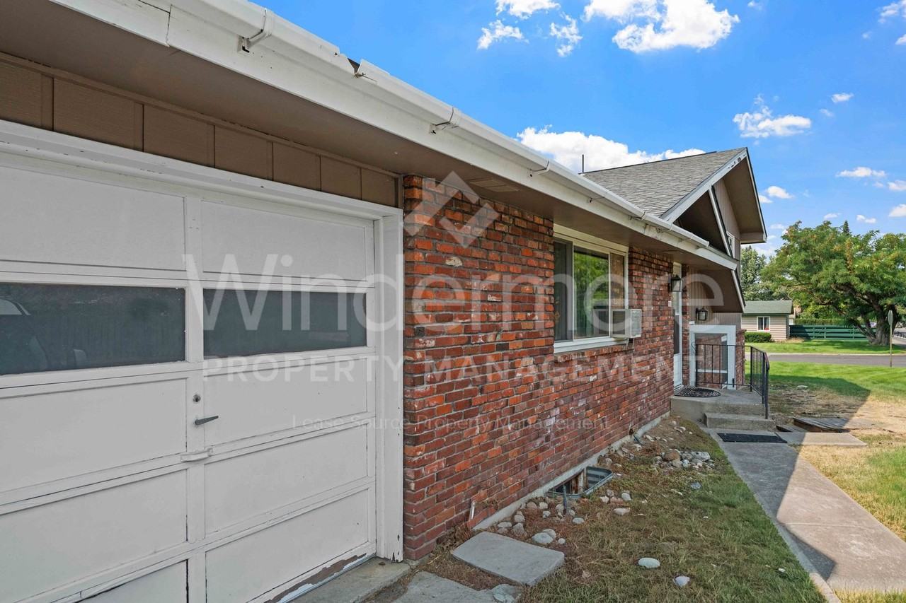906 S Mcdonald Rd - Photo 2 of 30