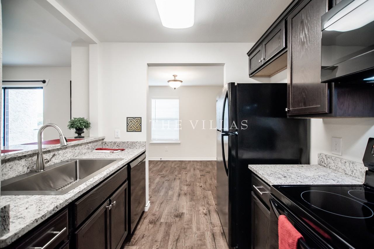 121 Costa Del Oro St - Photo 4 of 14
