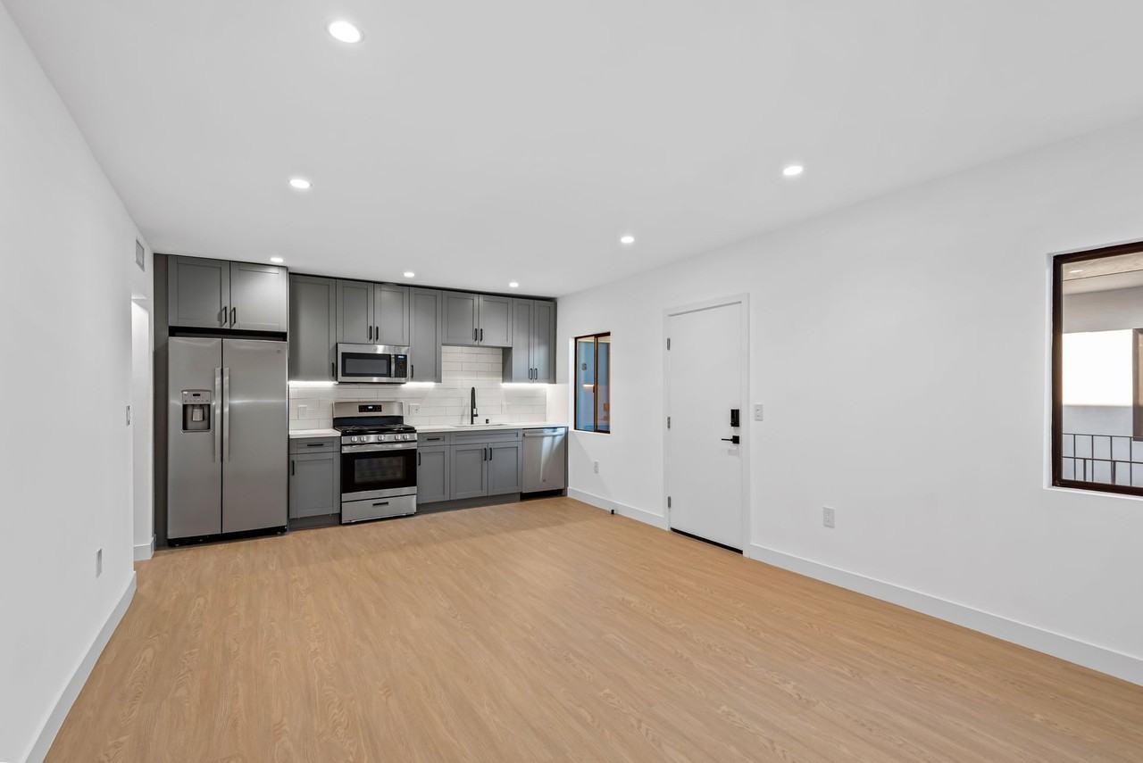 3415 London Street - Photo 5 of 13
