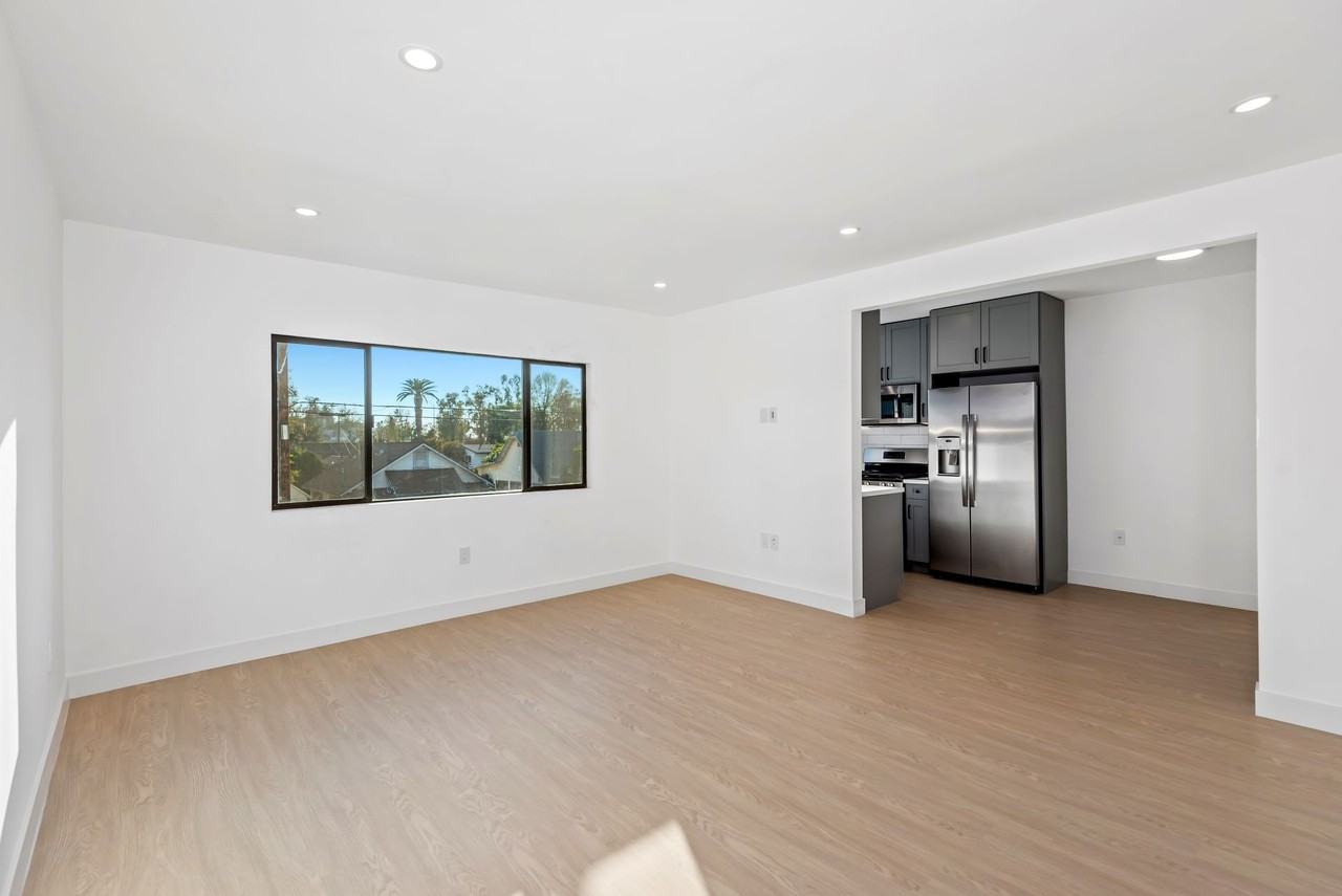 3415 London Street - Photo 4 of 13