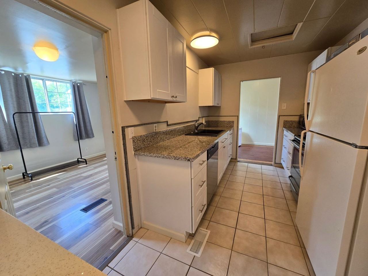 326 W 11th St - Photo 6 of 15