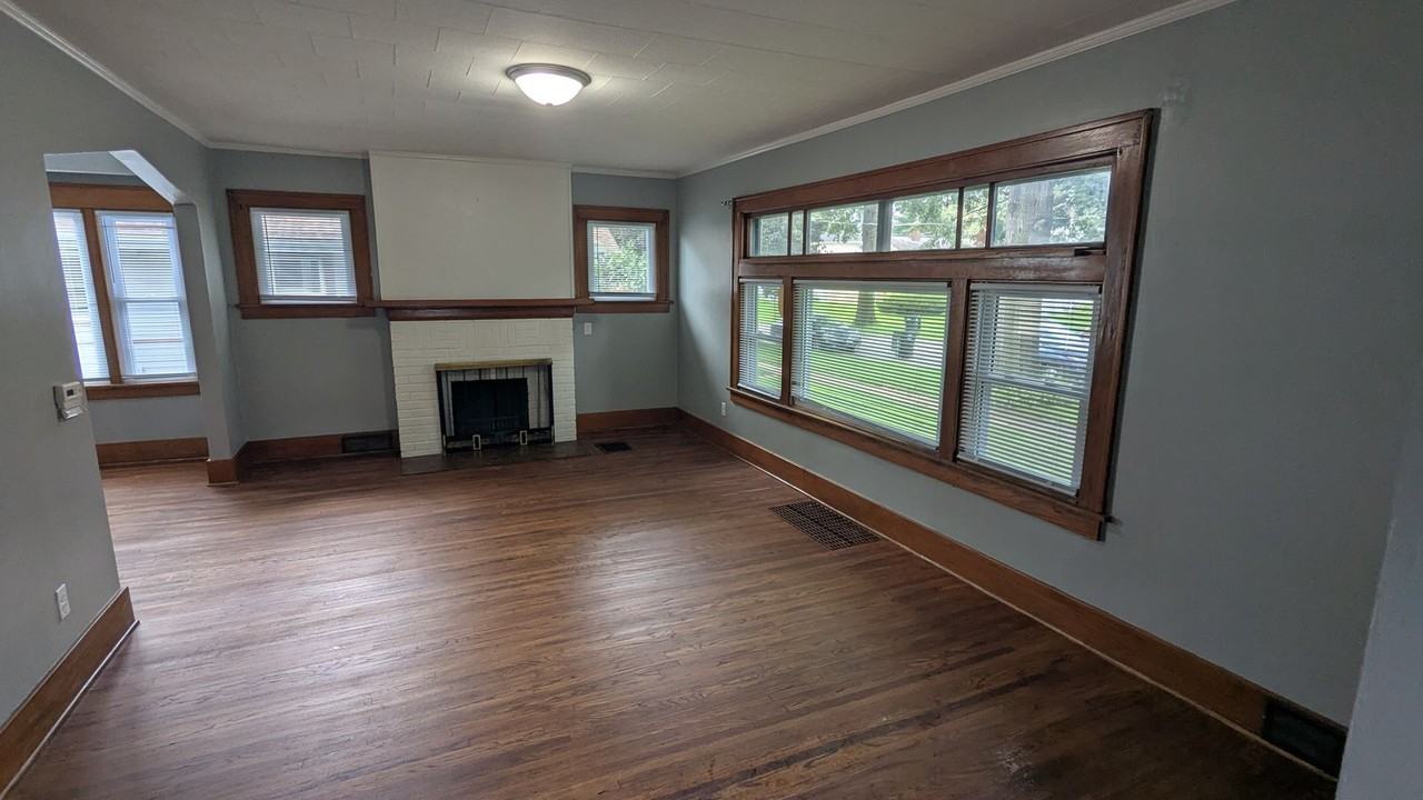 817 Western Ave - Photo 2 of 18