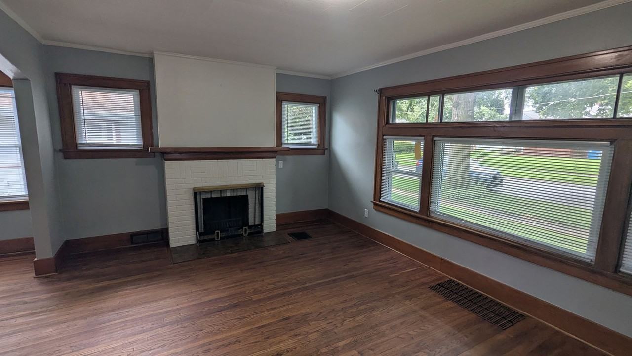 817 Western Ave - Photo 3 of 18