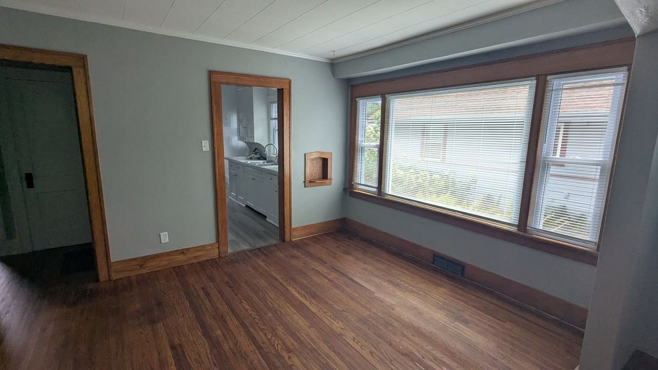 817 Western Ave - Photo 4 of 18