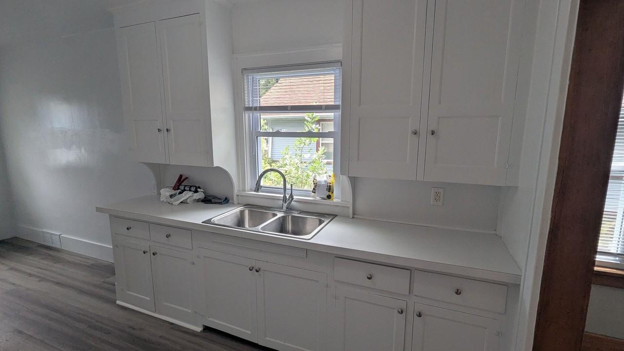 817 Western Ave - Photo 5 of 18