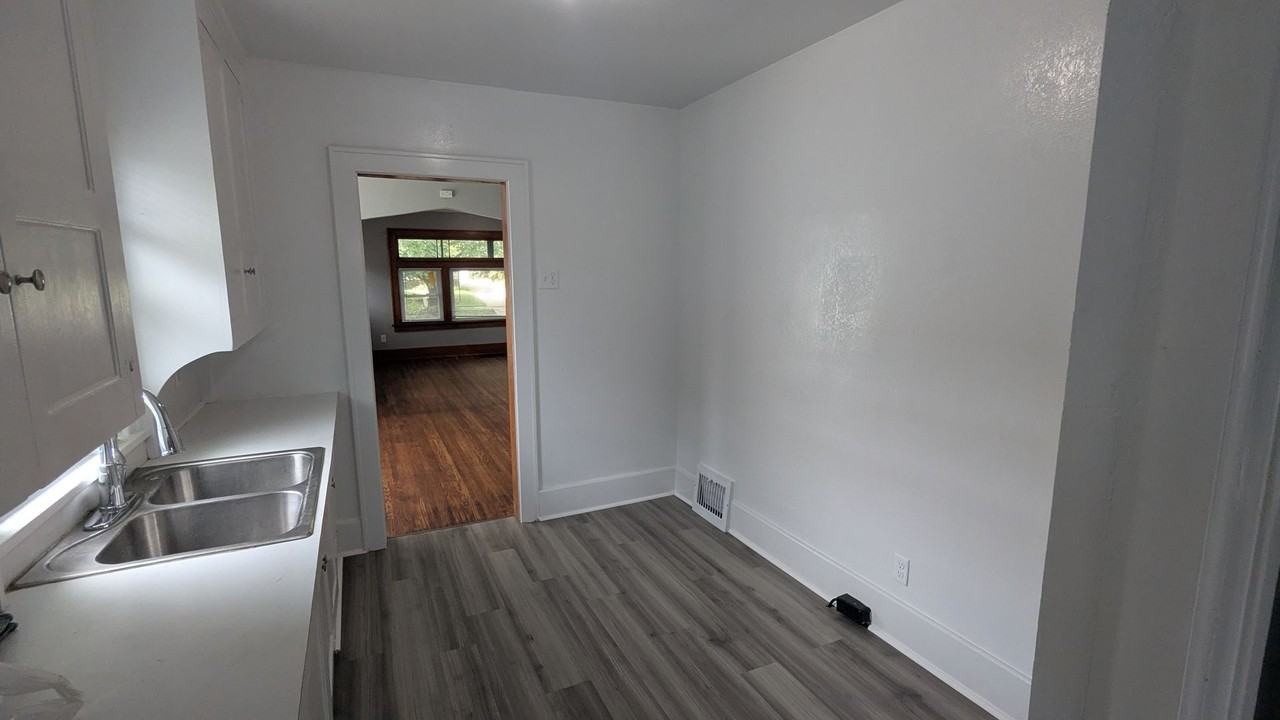 817 Western Ave - Photo 7 of 18