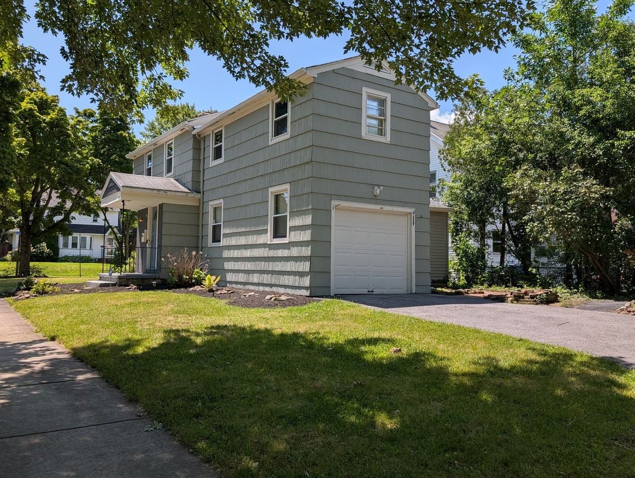 111 Eastmoreland Dr - Photo 3 of 33